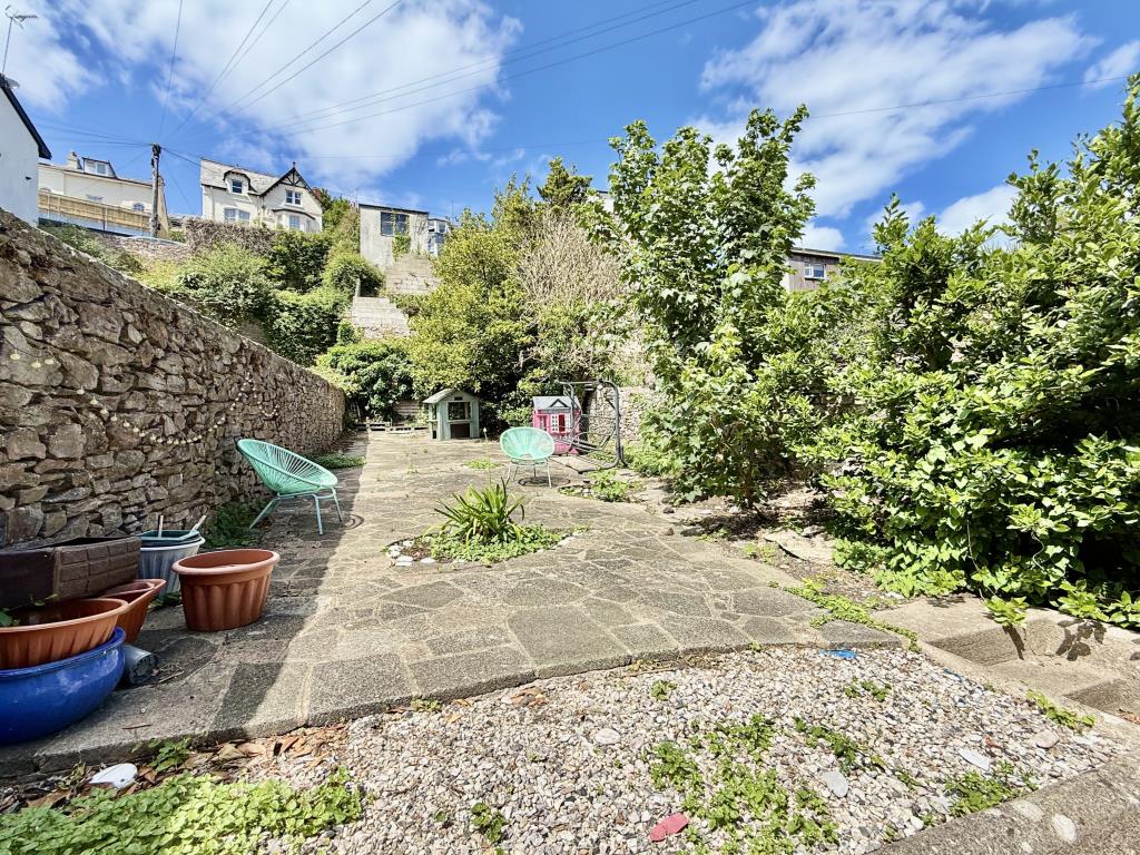Lot: 23 - RESIDENTIAL INVESTMENT COMPRISING THREE FLATS - Rear garden